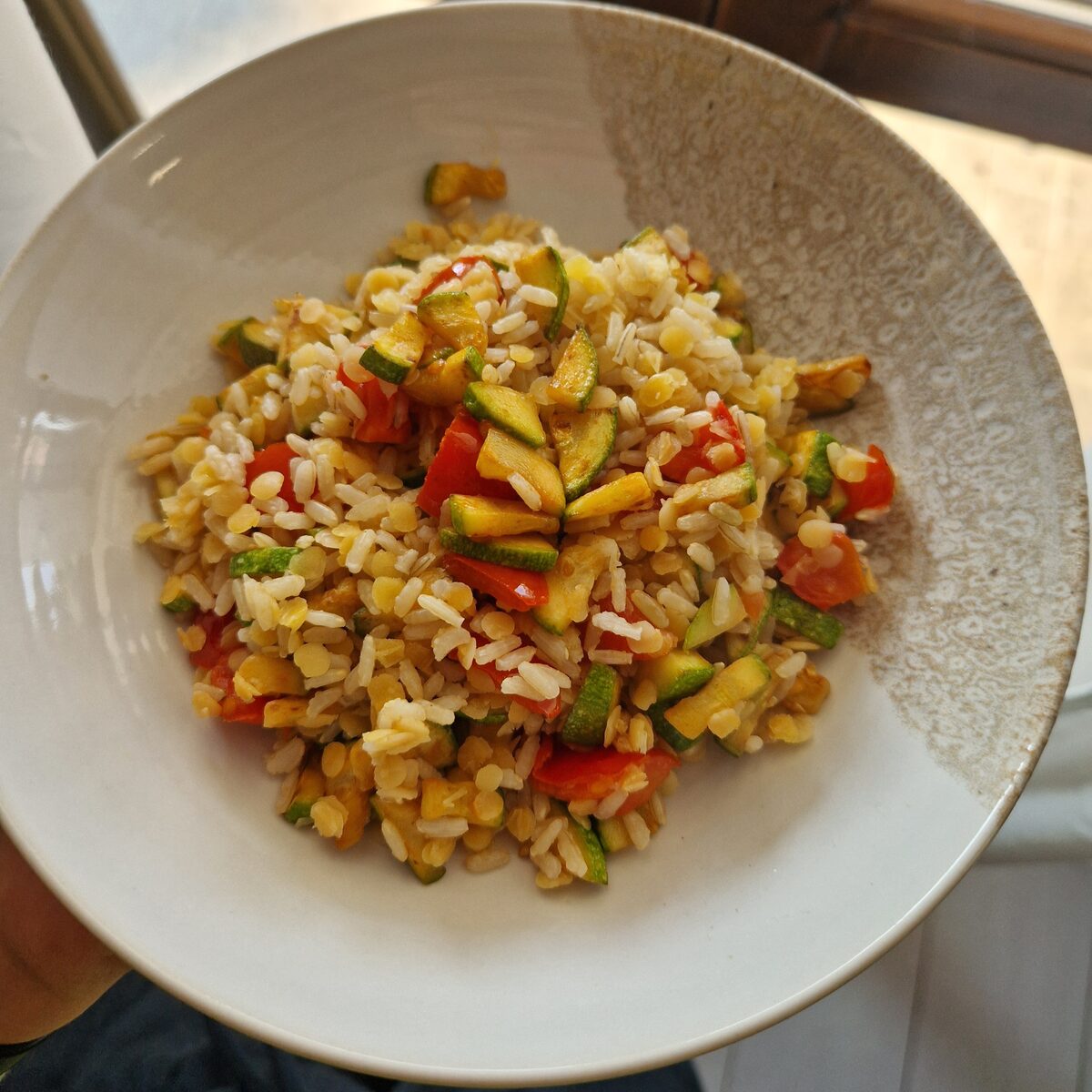 Insalata di riso integrale e lenticchie con zucchine e pomodorini