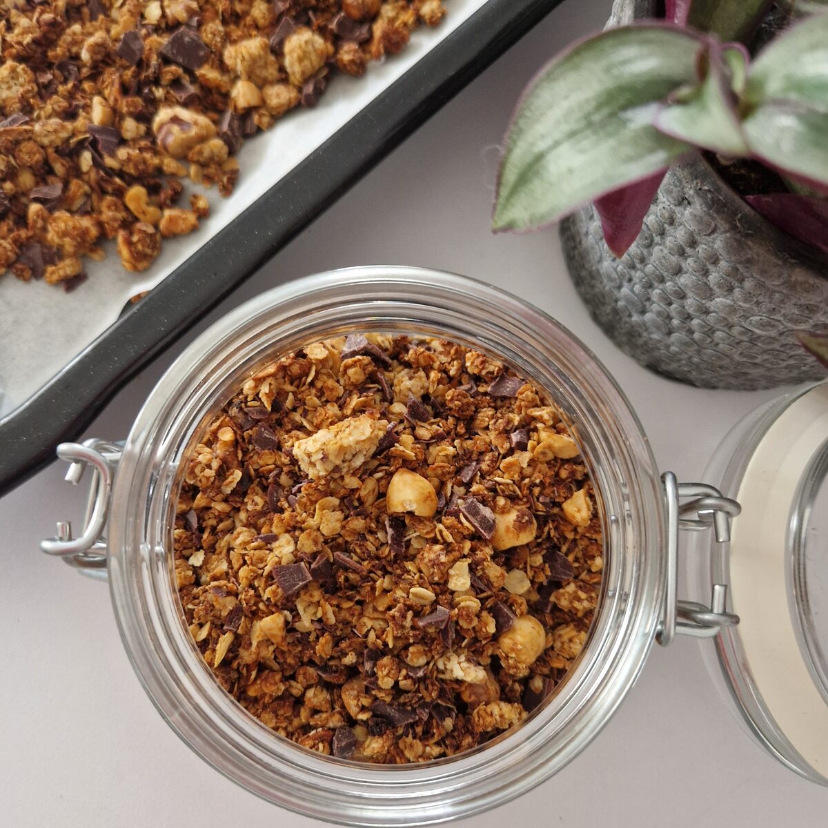 Granola fatta in casa con cioccolato e nocciole